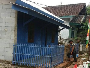 HUT Bhayangkara, Polisi di Tangerang Renovasi Rumah Reyot Milik Yati