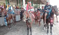 Peserta parade kuda saat start di Waingapu (Petrus Ola/detikTravel)
