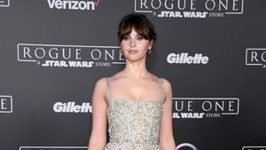 Foto: Pesona Si Cantik Felicity Jones dengan Balutan Gaun Malam