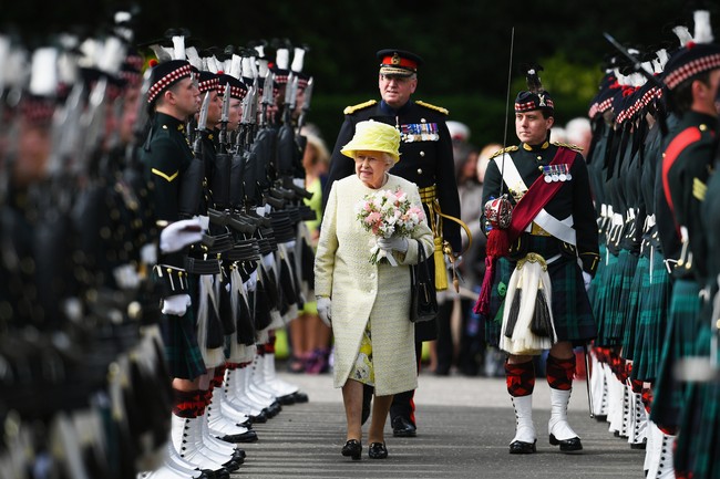 Menjaga makanan juga menjadi kiat Ratu agar tetap awat muda. Stuart mengklaim bahwa Ratu sebisa mungkin menghindari alkohol dan tak makan berlebihan.  (Foto: Jeff J Mitchell/Getty Images)