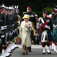 Menjaga makanan juga menjadi kiat Ratu agar tetap awat muda. Stuart mengklaim bahwa Ratu sebisa mungkin menghindari alkohol dan tak makan berlebihan.  (Foto: Jeff J Mitchell/Getty Images)