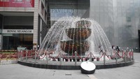 Foto: Buat yang mau belanja barang fashion branded, silakan ke Pavilion KL. Sejumlah brand yang ada di sini adalah Coach, Versace, MaxMara, Dolce & Gabbana, Yves Saint Laurent. Ada pula Forever 21, hingga Pull & Bear Di depan malnya terdapat air mancur yang cantik yaitu Pavilion Crystal Fountain (Kurnia/detikTravel)