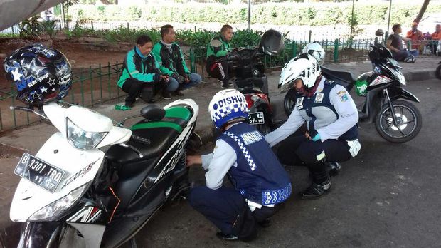  Petugas Sudinhub Jaksel menindak pengendara yang tak mematuhi aturan, Selasa (4/7/2017)