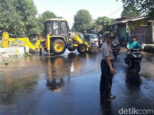 Air Sungai Meluber Tersumbat Sampah, Jalur Pantura Situbondo Padat