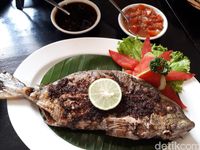 Kedai Sirih Merah Enaknya Ikan Bakar Pecah Kulit dan Nasi