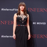 Felicity Jones attends the German premiere of the film INFERNO at Sony Centre on October 10, 2016 in Berlin, Germany.  (Photo by Sean Gallup/Getty Images for Sony Pictures)