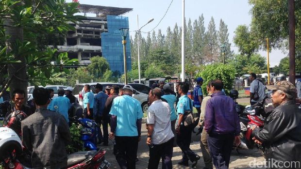Tuntut THR, Massa Juru Parkir Datangi Kantor UP Perparkiran DKI
