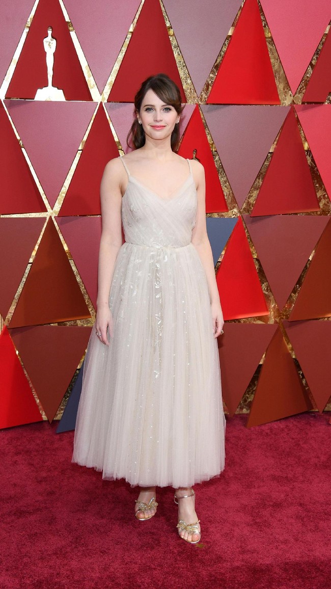 Felicity Jones attends the 89th Annual Academy Awards at Hollywood & Highland Center on February 26, 2017 in Hollywood, California.  (Photo by Kevork Djansezian/Getty Images)