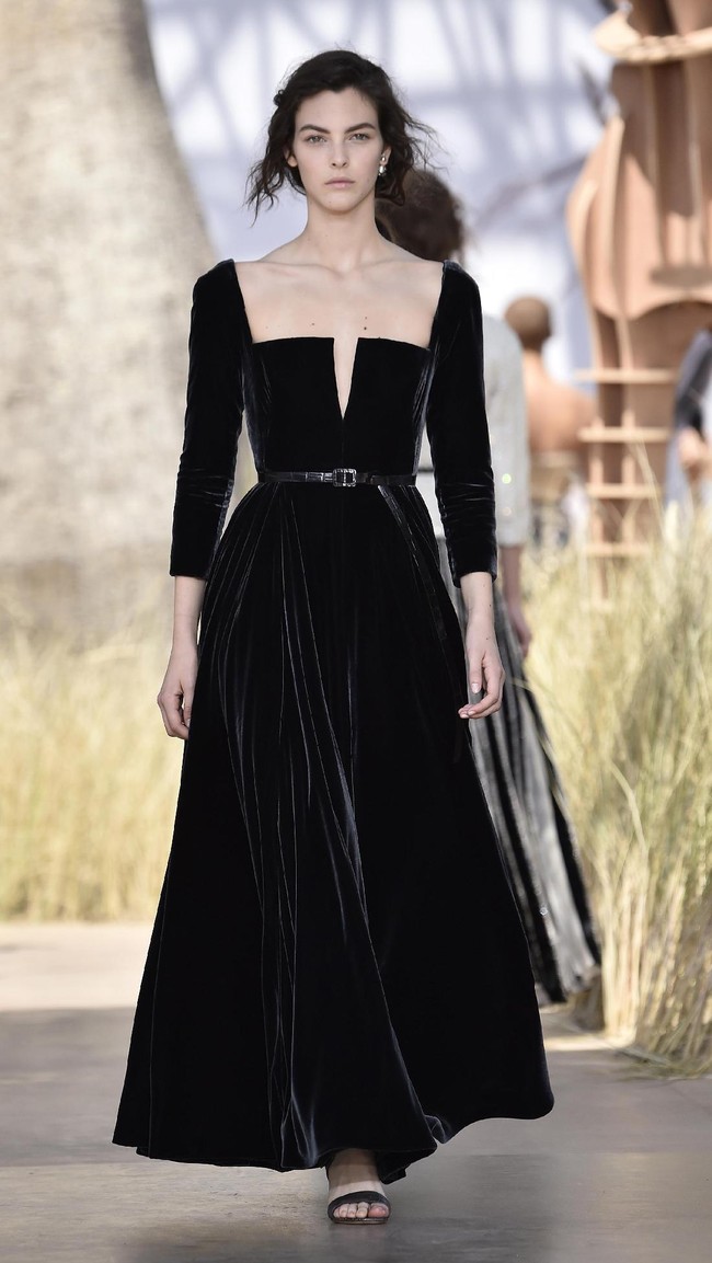 Model walks the runway during the Christian Dior Haute Couture Fall/Winter 2017-2018 show as part of Haute Couture Paris Fashion Week on July 3, 2017 in Paris, France.  (Photo by Pascal Le Segretain/Getty Images)