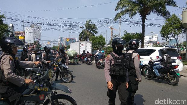 Polisi berjaga di lokasi demo driver GrabCar