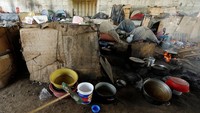 Terlihat sejumlah peralatan dapur milik kaum imigran. REUTERS/Zohra Bensemra.
