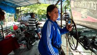 Perahu eretan ini dioperasikan oleh seorang wanita berusia 64 tahun bernama Sutianingsih.