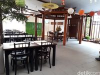 Kedai Sirih Merah: Enaknya Ikan Bakar Pecah Kulit dan Nasi Koneng Gaya Peranakan