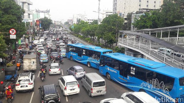 Lalin Simpang Matraman Makin Macet Akibat Traffic Light Tak Aktif