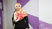 Ibu lima anak itu sempat menjalani kehidupan sebagai single parent sebelum bertemu dengan Khairil Anwar yang dikenal sebagai penjual beras partai besar. Foto: Hanif Hawari