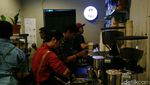 Ramainya Kedai Kopi Tuku yang Disinggahi Jokowi