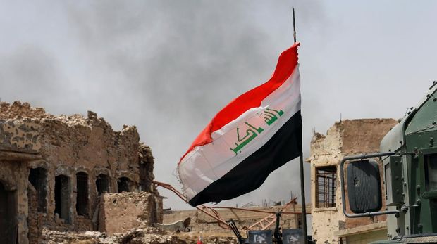 Bendera Irak berkibar di Kota Tua, Mosul yang menjadi lokasi pertempuran sengit dengan ISIS