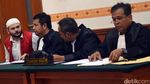 Ridho Rhoma Berpeci Putih saat Sidang Perdana Kasus Narkoba