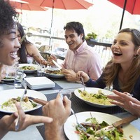 Makan Tentu jam istirahat harus dimanfaatkan makan siang. Untuk mengisi perut sekaligus mengembalikan energi secara maksimal, penting pula untuk memperhatikan asupan makanan. Disarankan untuk tidak mengonsumsi makanan yang terlalu banyak mengandung gula dan kalori jika tidak ingin cepat mengantuk. Foto: iStock