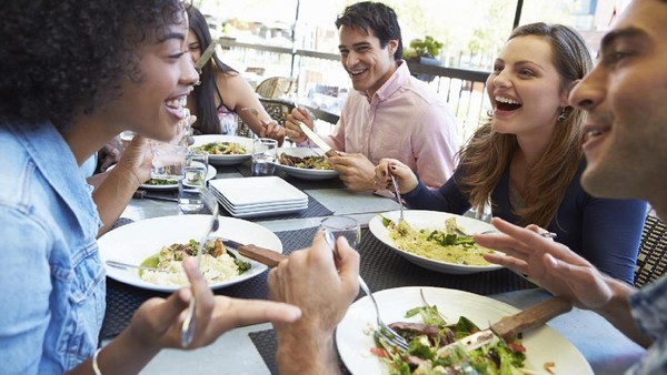 10 Kebiasaan yang Dilakukan Orang-orang Sukses Saat Jam Makan Siang