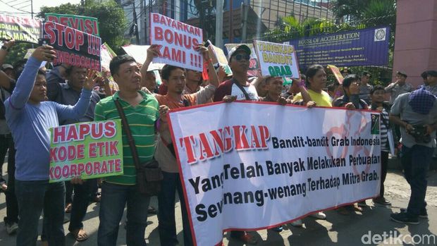 Driver GrabCar demo perusahaan tuntut realisasi insentif lebaran