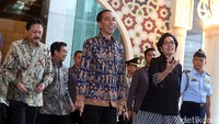 Orang nomor satu di Indonesia ini tiba pada pukul 11.12 WIB dan disambut oleh Menteri Keuangan Sri Mulyani Indrawati, Gubernur Bank Indonesia Agus Martowardojo, Ketua Dewan Komisioner OJK Muliaman D Hadad.