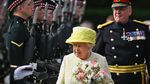 Ratu Elizabeth Berjalan di Antara Barisan Rapi Tentara