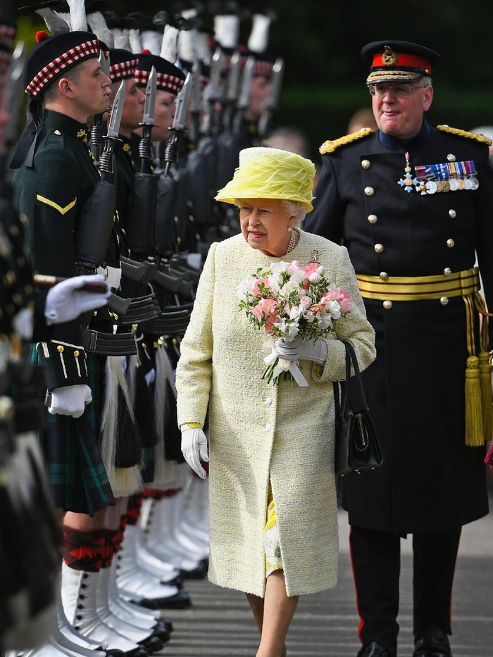 Ratu Elizabeth EDINBURGH, SCOTLAND - JULY 03: Queen Elizabeth II inspects the guard of honour, Balaklava Company, The Argyll and Sutherland Highlanders, 5th Battalion The Royal Regiment of Scotland during the traditional Ceremony of the Keys at Holyroodhouse on July 3, 2017 in Edinburgh, Scotland. The Queen will undertake various engagements in Edinburgh during the annual Holyrood week. (Photo by Jeff J Mitchell/Getty Images)