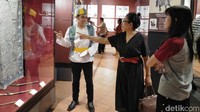 Agar pengunjung makin paham, akan ada pemandu yang menjelaskan setiap sudut dan isi museum. Wisatawan pun banyak yang bertanya karena penasaran (Eko Sudjarwo/detikTravel)