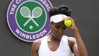 Venus mengenakan kostum label miliknya sneidir Eleven by Venus. Ciri khas kostum bikinannya memiliki kerah berbentu V. Foto: REUTERS/Toby Melville