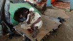 Melihat Kamp Darurat Imigran Afrika di Kolong Jembatan