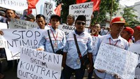 Mereka memulai aksi unjuk rasa di depan Kemnaker sejak pukul 10.10 WIB dengan mengenakan seragam Pertamina Patra Niaga dan rompi merah.