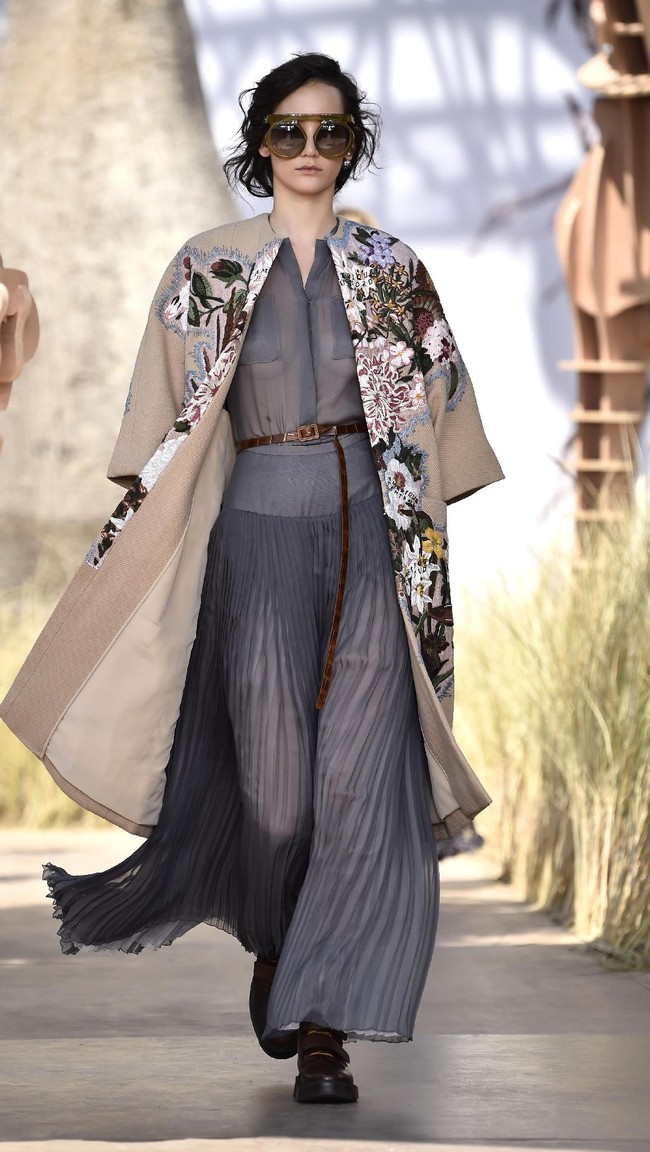 Model walks the runway during the Christian Dior Haute Couture Fall/Winter 2017-2018 show as part of Haute Couture Paris Fashion Week on July 3, 2017 in Paris, France.  (Photo by Pascal Le Segretain/Getty Images)