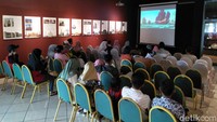 Pengunjung juga memanfaatkan waktu untuk menonton film yang diputar di museum. Film ini berisi tentang sejarah dan kejayaan Islam di masa lampau (Eko Sudjarwo/detikTravel)