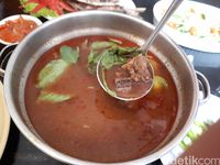 Kedai Sirih Merah: Enaknya Ikan Bakar Pecah Kulit dan Nasi Koneng Gaya Peranakan