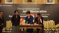 Penandatanganan Joint Declaration tersebut dilakukan oleh Direktur Jenderal Pajak, Ken Dwijugiasteadi, dan Duta Besar Swiss untuk Indonesia, Yang Mulia Yvonne Baumann. Acara disaksikan oleh Menteri Keuangan, Sri Mulyani Indrawati, dan Ketua Dewan Komisioner Otoritas Jasa Keuangan (OJK), Muliaman D. Hadad. Pool/Facebook/Sri Mulyani Indrawati.