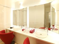 Penampakan Warnet Mewah Merangkap Penginapan