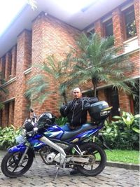 Mulyadi dengan Vixion kesayangannya (Foto: Yamaha)