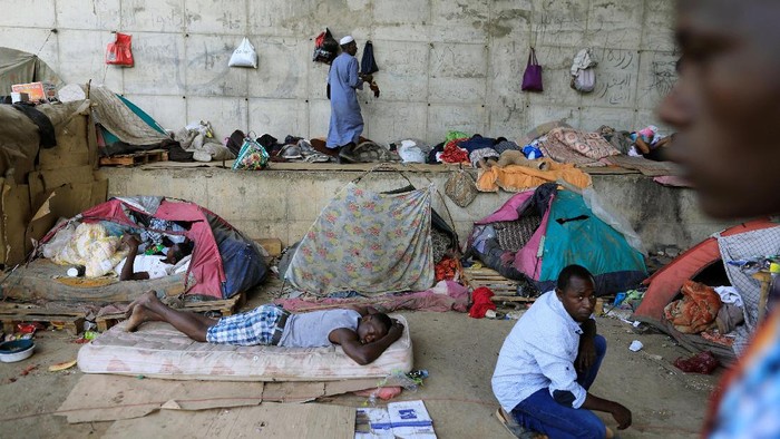 Sejumlah imigran Afrika tinggal di sebuah kamp darurat yang dibangun di kolong jembatan di Aljazair.