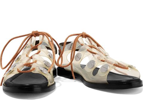 Sepatu Transparan Kembali Tren, Ini 5 Opsinya untuk Hangout dan Pesta