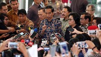 Jokowi memberikan keterangan kepada wartawan.