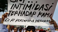 Salah satu poster yang dibawa massa.