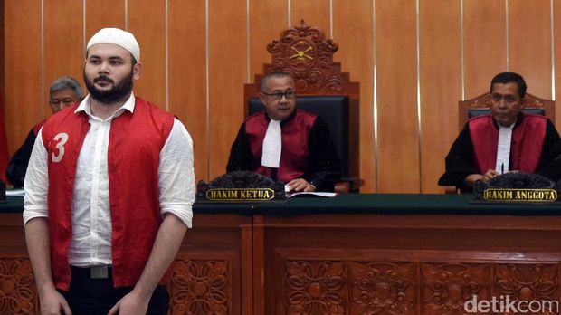 Keluarga Tepuk Tangan Ridho Rhoma Dapat Vonis Penjara Lebih Ringan