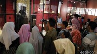 Indonesia Islamic Art Museum atau lebih dikenal sebagai Museum Islam sepanjang libur lebaran tahun 2017 ini panen pengunjung. Tak kurang 2.000 orang pengunjung datang ke sini setiap harinya (Eko Sudjarwo/detikTravel)