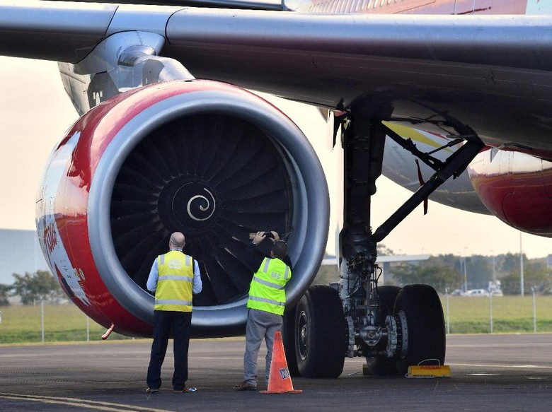 AirAsia Tabrak Burung Penumpang Lihat Kobaran Api dari 