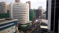 Foto: Berkunjung dari mal satu ke yang lainnya tidaklah sulit. Letaknya memang saling berdekatan (Kurnia/detikTravel)