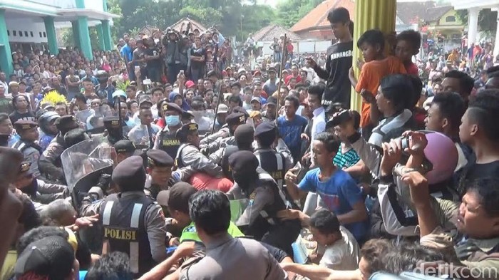 Kepergok Curi TV dan Uang, Dua Maling Dimassa di Jombang