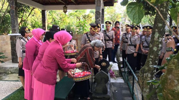  Kapolresta Depok Kombes Herry Heryawan melakukan ziarah ke makam mantan Kapolri Jenderal (Purn) Hoegeng Imam Santoso.