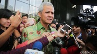 Gubernur Jawa Tengah Ganjar Pranowo memberikan keteranga usai menjalani pemeriksaan.