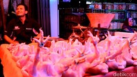 Untuk harga daging ayam dan sapi juga turun. Daging ayam pada bulan puasa dibanderol Rp 40 ribu hingga Rp 35 ribu perkilogram di tingkat pengecer, kini harganya berada di kisaran Rp 30 ribu per kilogram. Sementara daging sapi, saat ini harganya Rp 110 ribu dari semula Rp 150 ribu perkilogram. Pool/Hakim Ghani.